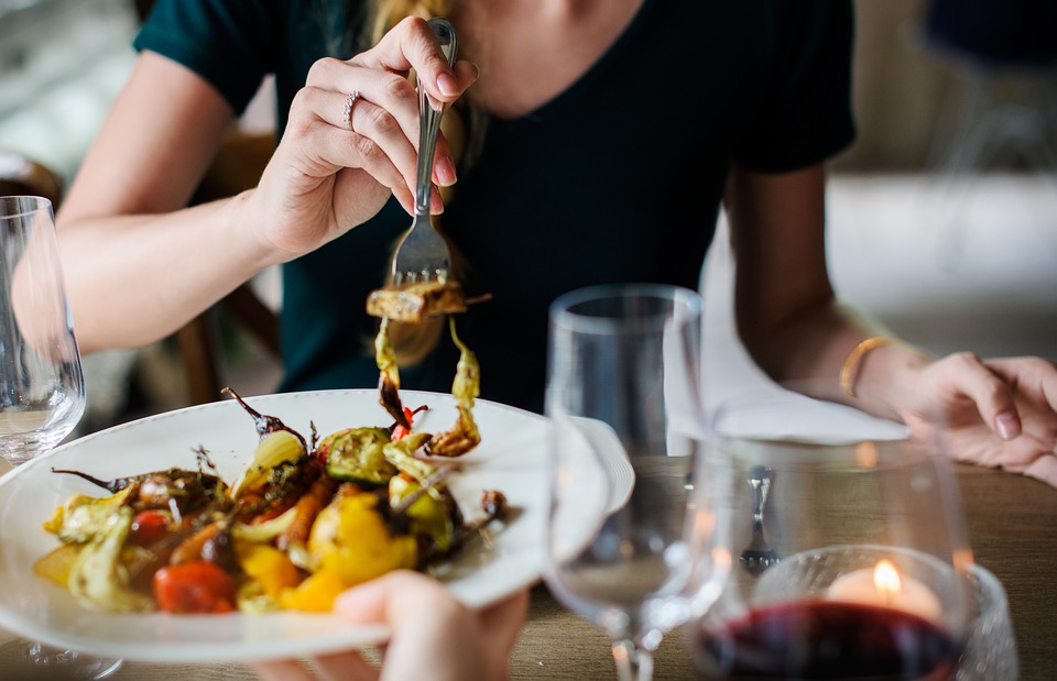 Est-il dangereux de ne manger que le soir avant le coucher?